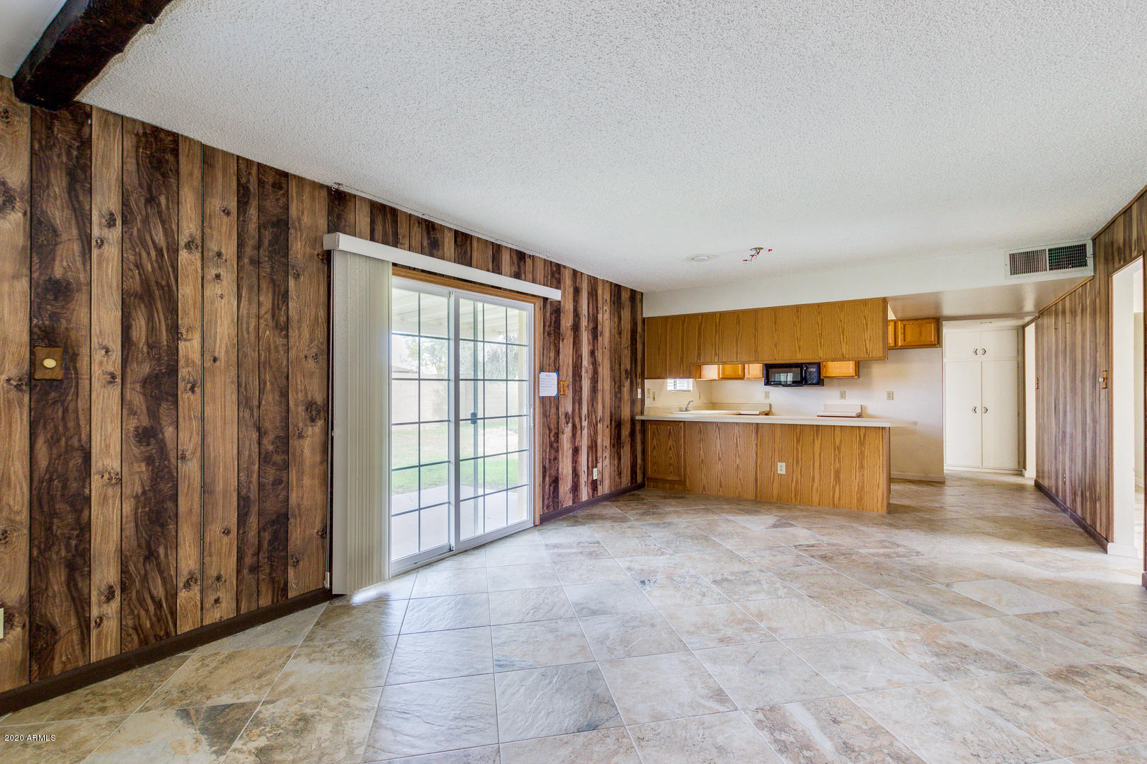 3210 West Calavar Road Phoenix, AZ 85053 - Photo 15 of 29 Living Room