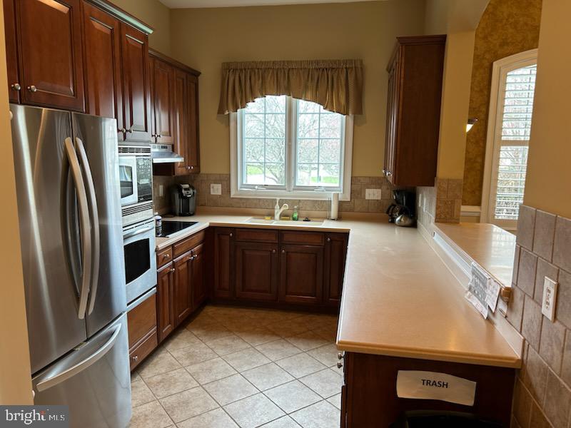 327 Melbourne Way Souderton, PA 18964 - Photo 40 of 44 a kitchen with stainless steel appliances a sink stove and refrigerator