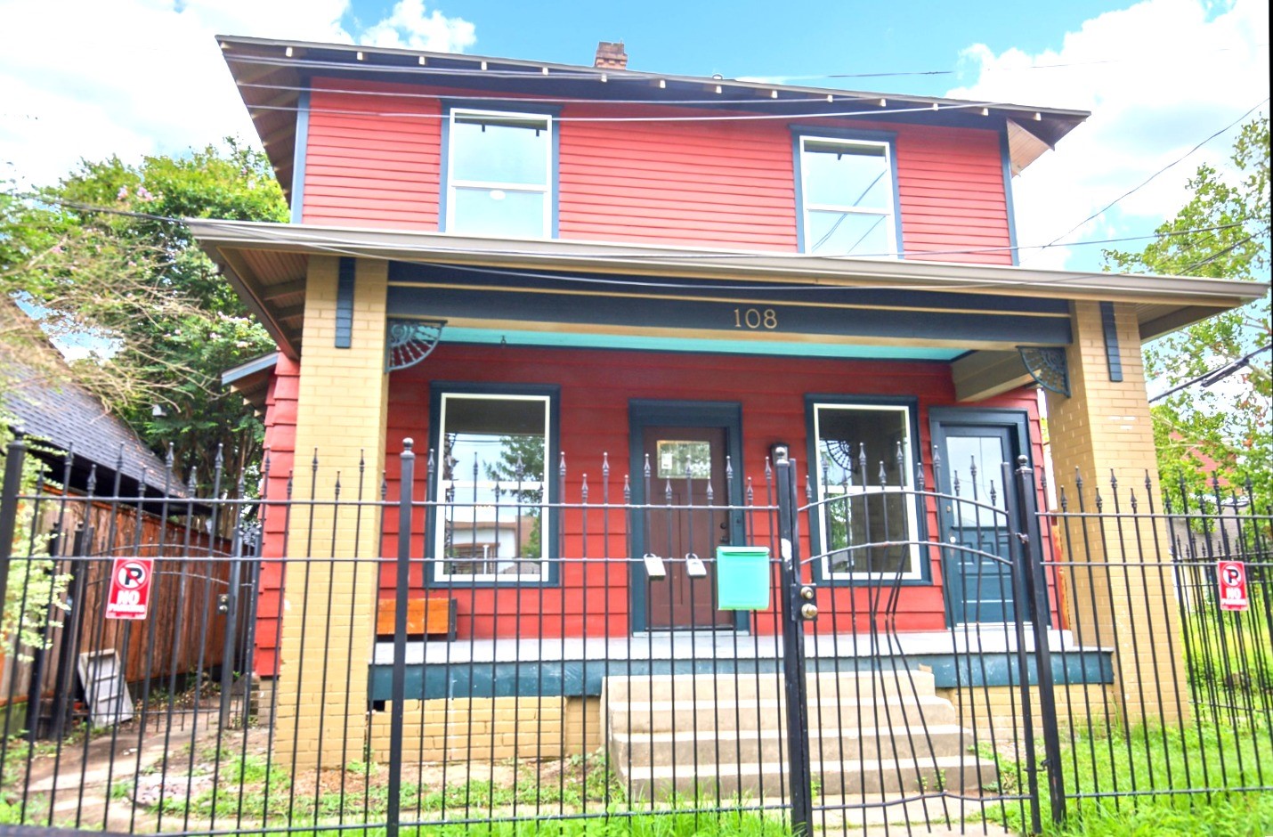 108 West 10th 1/2 Street Houston, TX 77008 - Photo 2 of 18 a view of a brick house with a large window