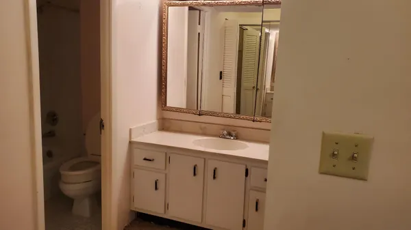 $1,750 | 1000 St Charles Place, Unit 215, Pembroke Pines, FL 33026