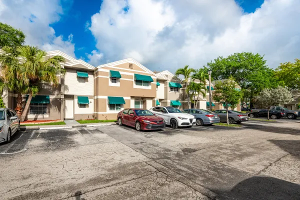 $1,750 | 1000 St Charles Place, Unit 215, Pembroke Pines, FL 33026