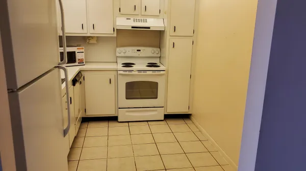 $1,750 | 1000 St Charles Place, Unit 215, Pembroke Pines, FL 33026