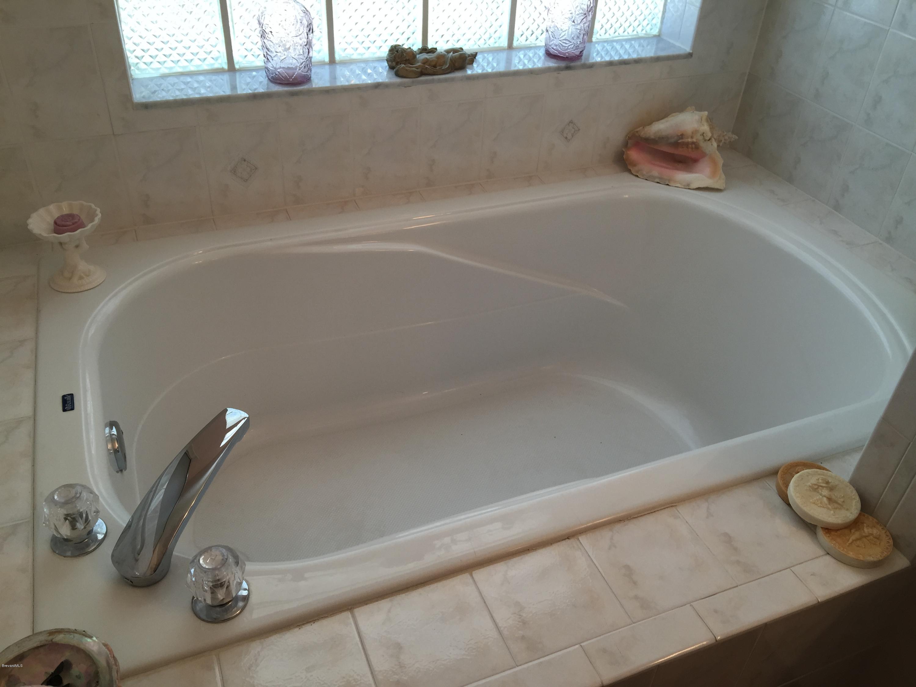 539 Renaissance Avenue Melbourne, FL 32940 - Photo 19 of 29 Master Tub