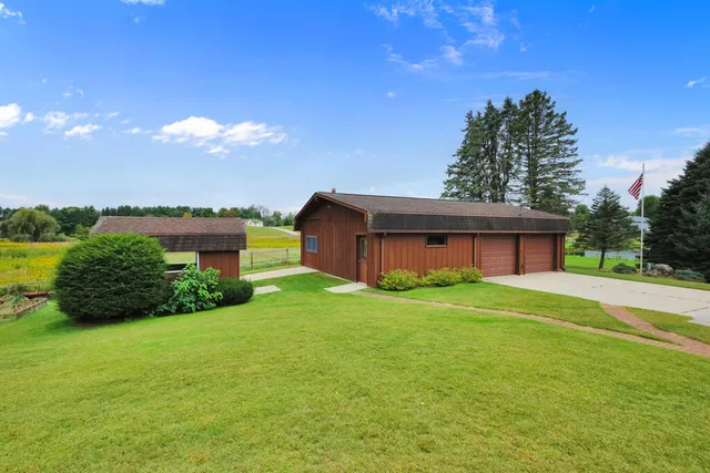 $390,000 | 2315 Berringer Road, Kossuth, WI 54220