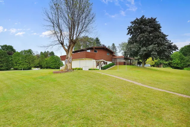 $390,000 | 2315 Berringer Road, Kossuth, WI 54220