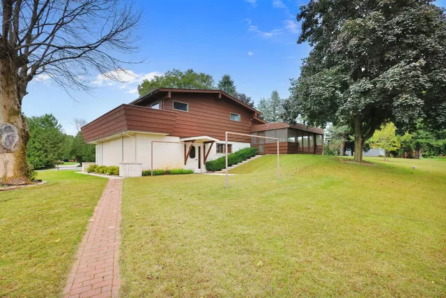 $390,000 | 2315 Berringer Road, Kossuth, WI 54220