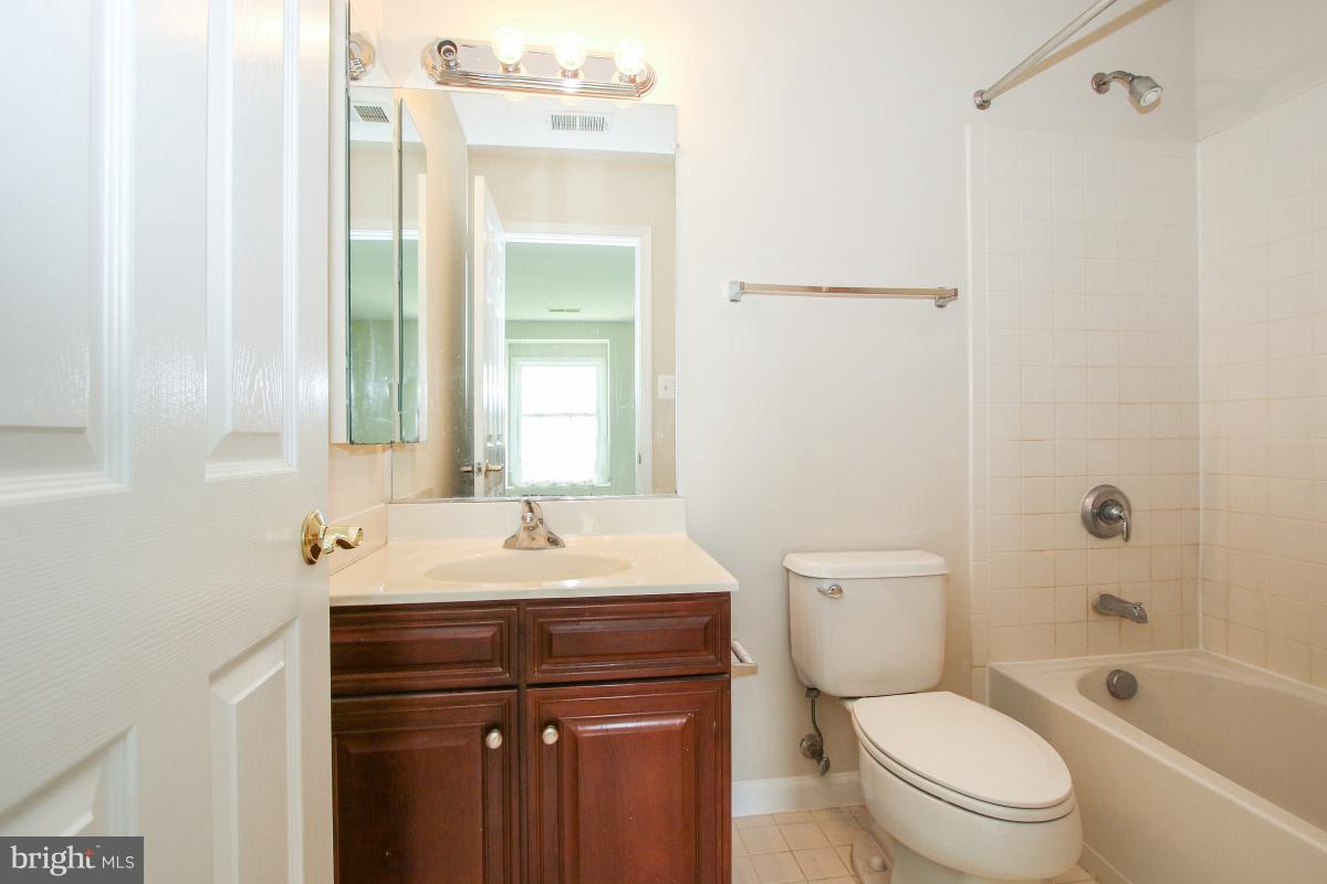 14113 Springview Court Leesburg, VA 20176 - Photo 19 of 26 Bath 2 UP1