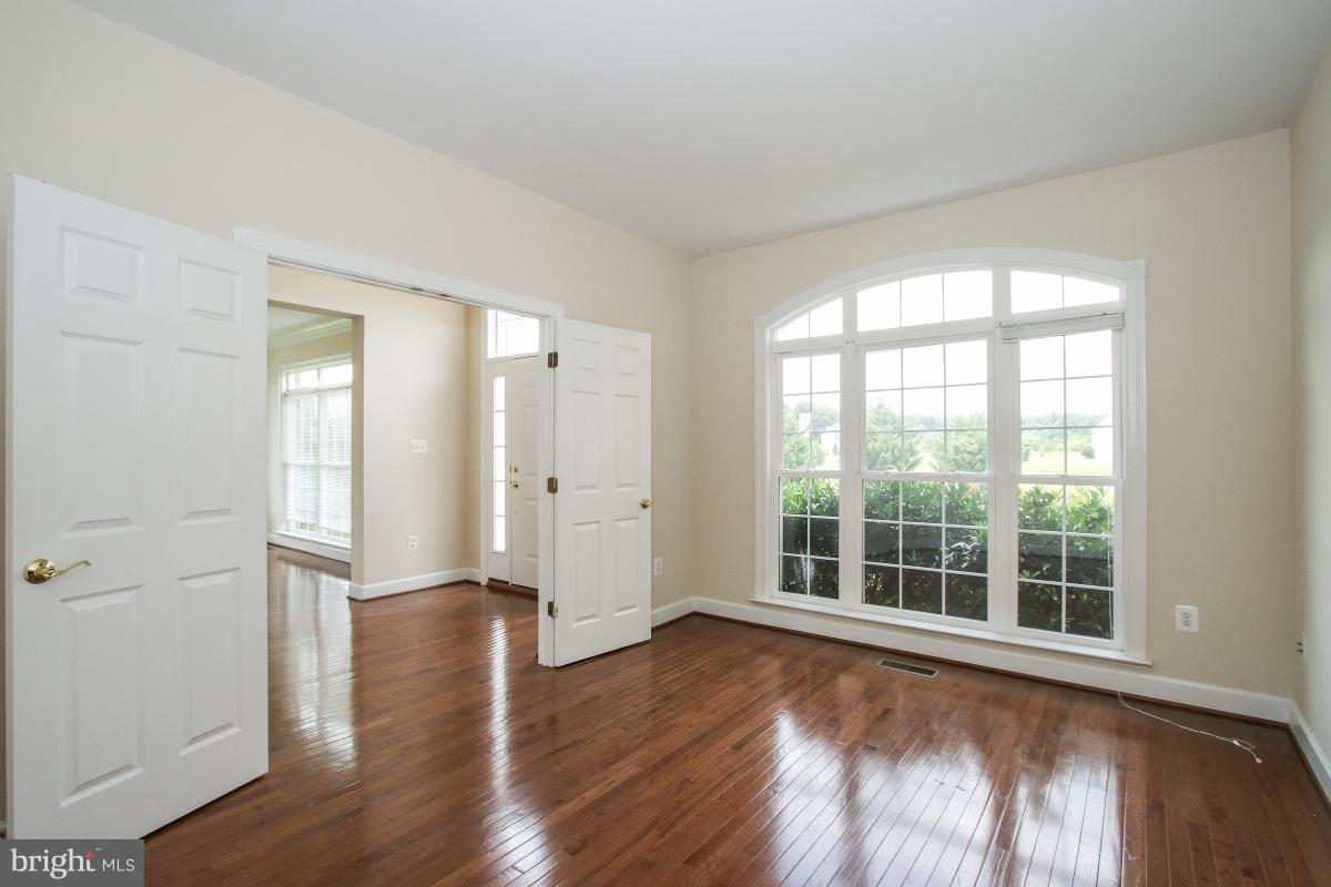 14113 Springview Court Leesburg, VA 20176 - Photo 4 of 26 Den Library