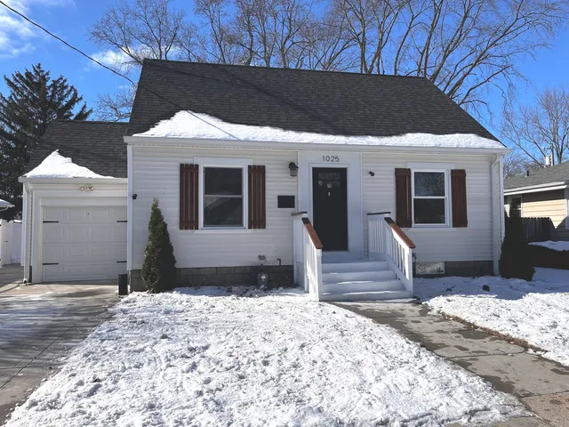$400,000 | 1025 Queen Anne Street, Woodstock, IL 60098