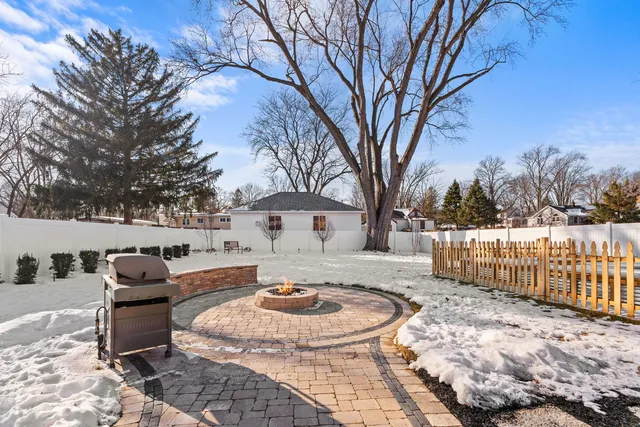 $400,000 | 1025 Queen Anne Street, Woodstock, IL 60098