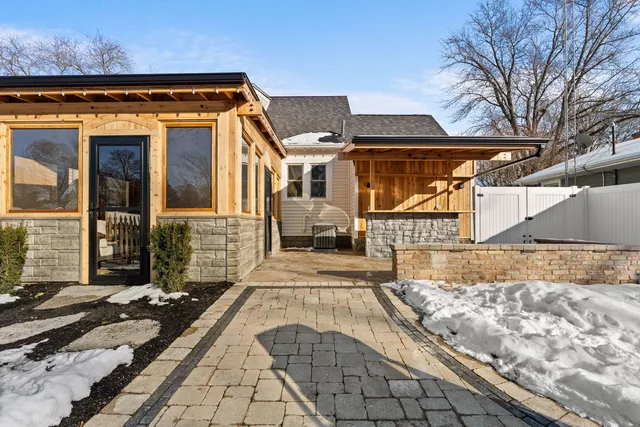 $400,000 | 1025 Queen Anne Street, Woodstock, IL 60098