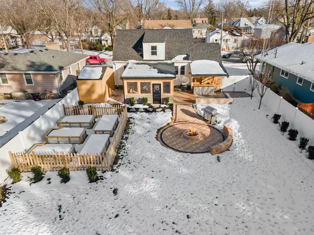 $400,000 | 1025 Queen Anne Street, Woodstock, IL 60098