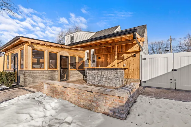 $400,000 | 1025 Queen Anne Street, Woodstock, IL 60098