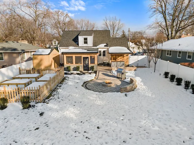 $400,000 | 1025 Queen Anne Street, Woodstock, IL 60098