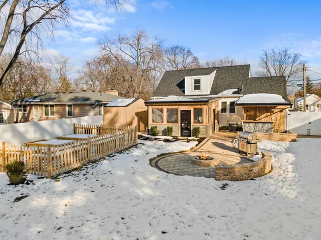 $400,000 | 1025 Queen Anne Street, Woodstock, IL 60098