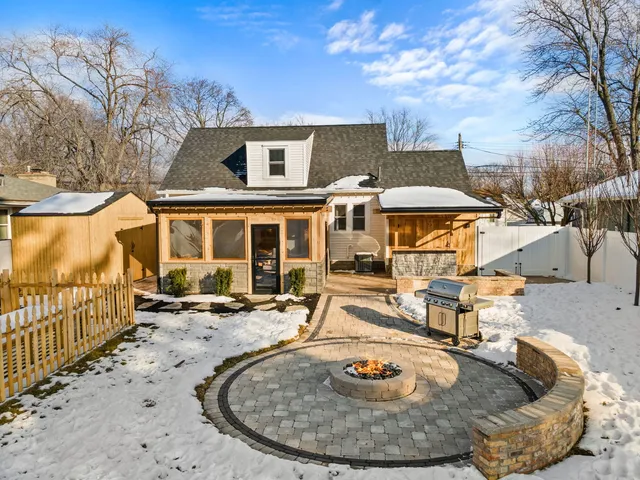 $400,000 | 1025 Queen Anne Street, Woodstock, IL 60098