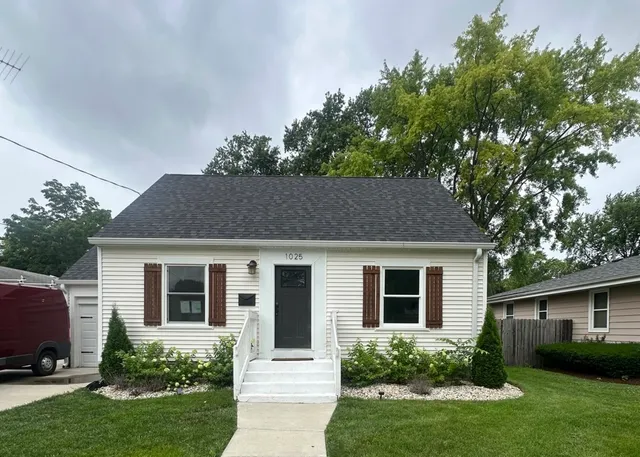 $400,000 | 1025 Queen Anne Street, Woodstock, IL 60098