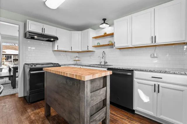 $400,000 | 1025 Queen Anne Street, Woodstock, IL 60098