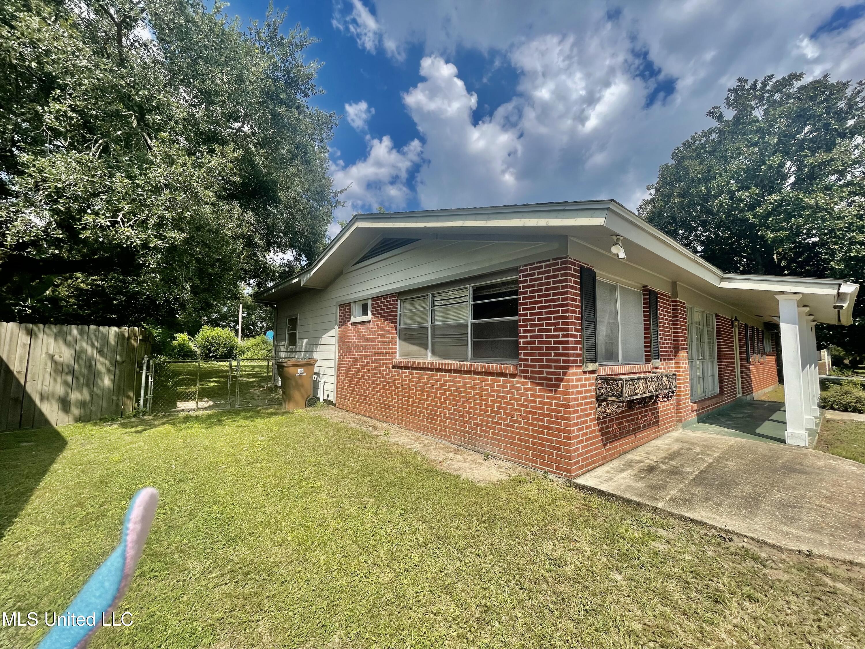 2442 Martin Road Biloxi, MS 39531 - Photo 2 of 20 IMG_7009