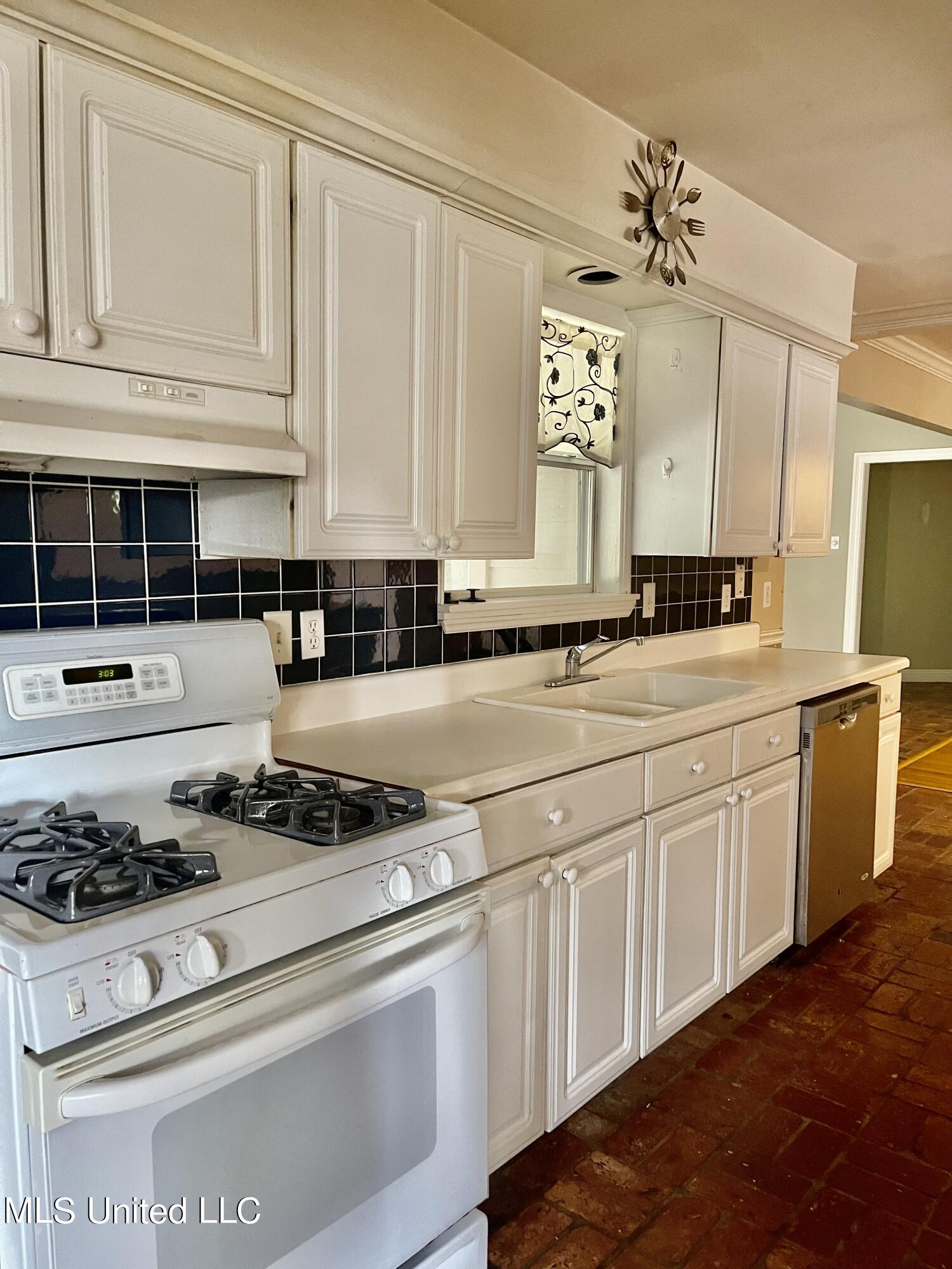 2442 Martin Road Biloxi, MS 39531 - Photo 5 of 20 IMG_7027