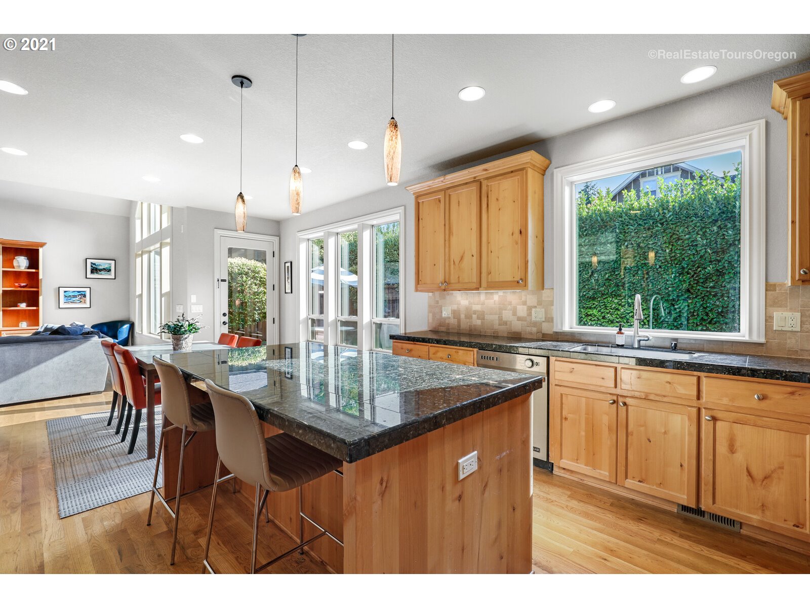 8110 Southwest 47th Avenue Portland, OR 97219 - Photo 14 of 32 Gallery Image 14