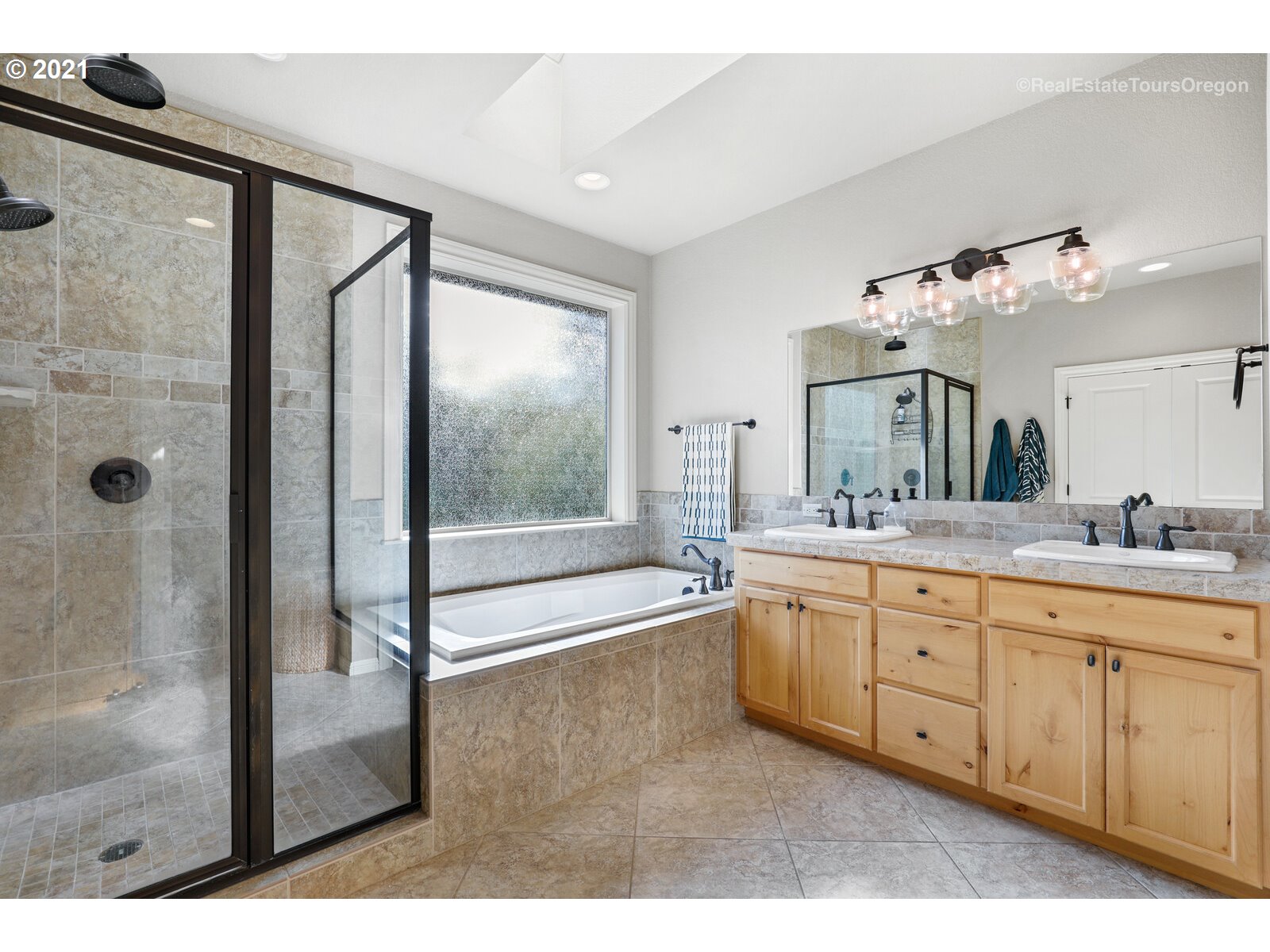 8110 Southwest 47th Avenue Portland, OR 97219 - Photo 22 of 32 Gallery Image 22
