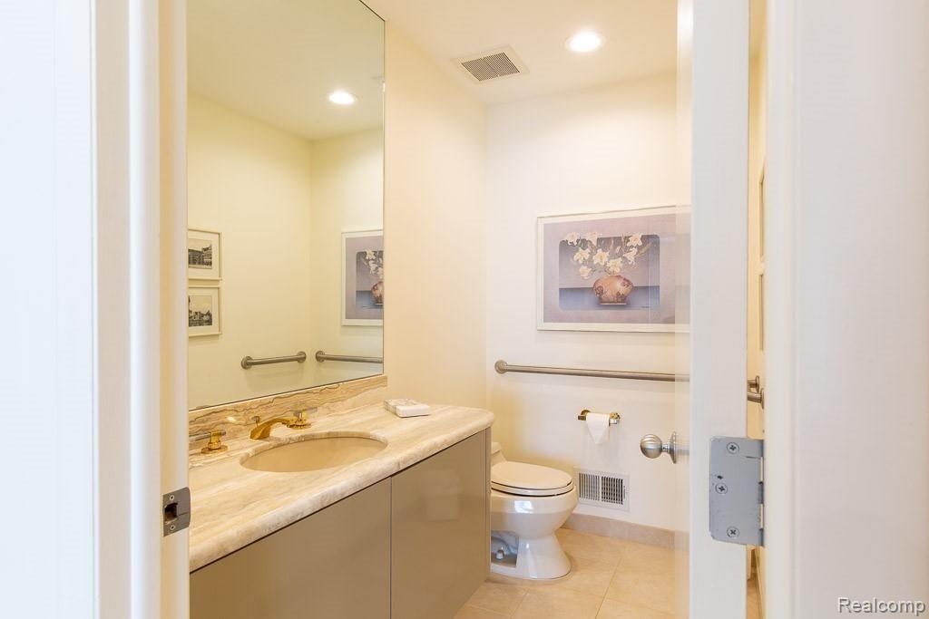 5630 Ridgewood Road West Bloomfield, MI 48322 - Photo 20 of 64