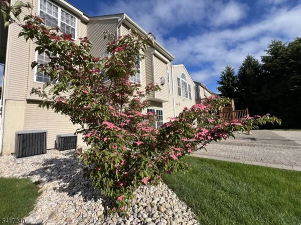 $985,000 | 4 Elm Drive, Clinton, NJ 08809