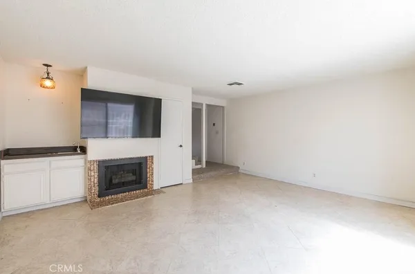 $3,250 | 18631 Collins Street, Unit 30, Tarzana, CA 91356