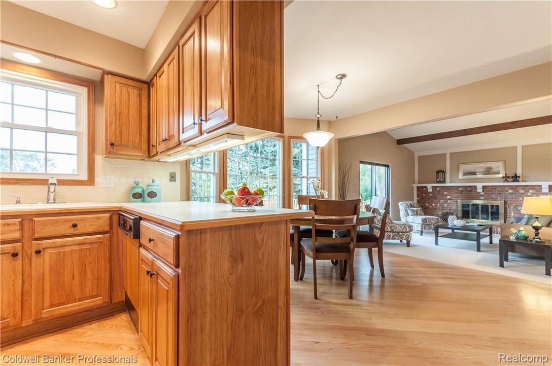 816 Dahlia Lane Rochester, MI 48307 - Photo 10 of 32 Ample counter space is perfect for cooks
