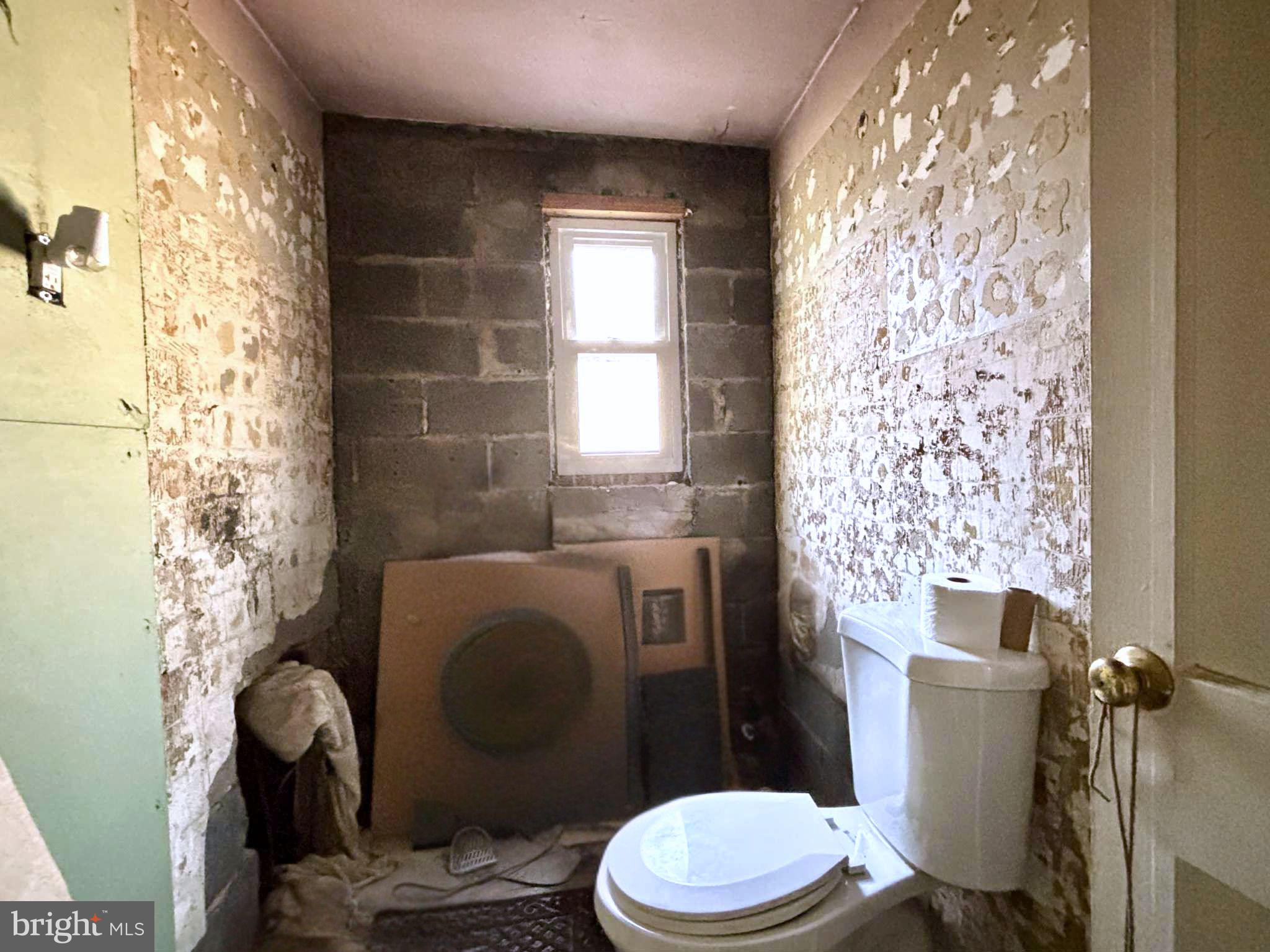171 Silver Lake Drive Clementon, NJ 08021 - Photo 16 of 25 a bathroom with a toilet and a sink