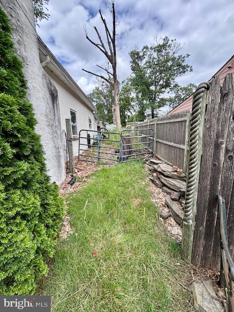171 Silver Lake Drive Clementon, NJ 08021 - Photo 20 of 25 a backyard of a house with table and chairs