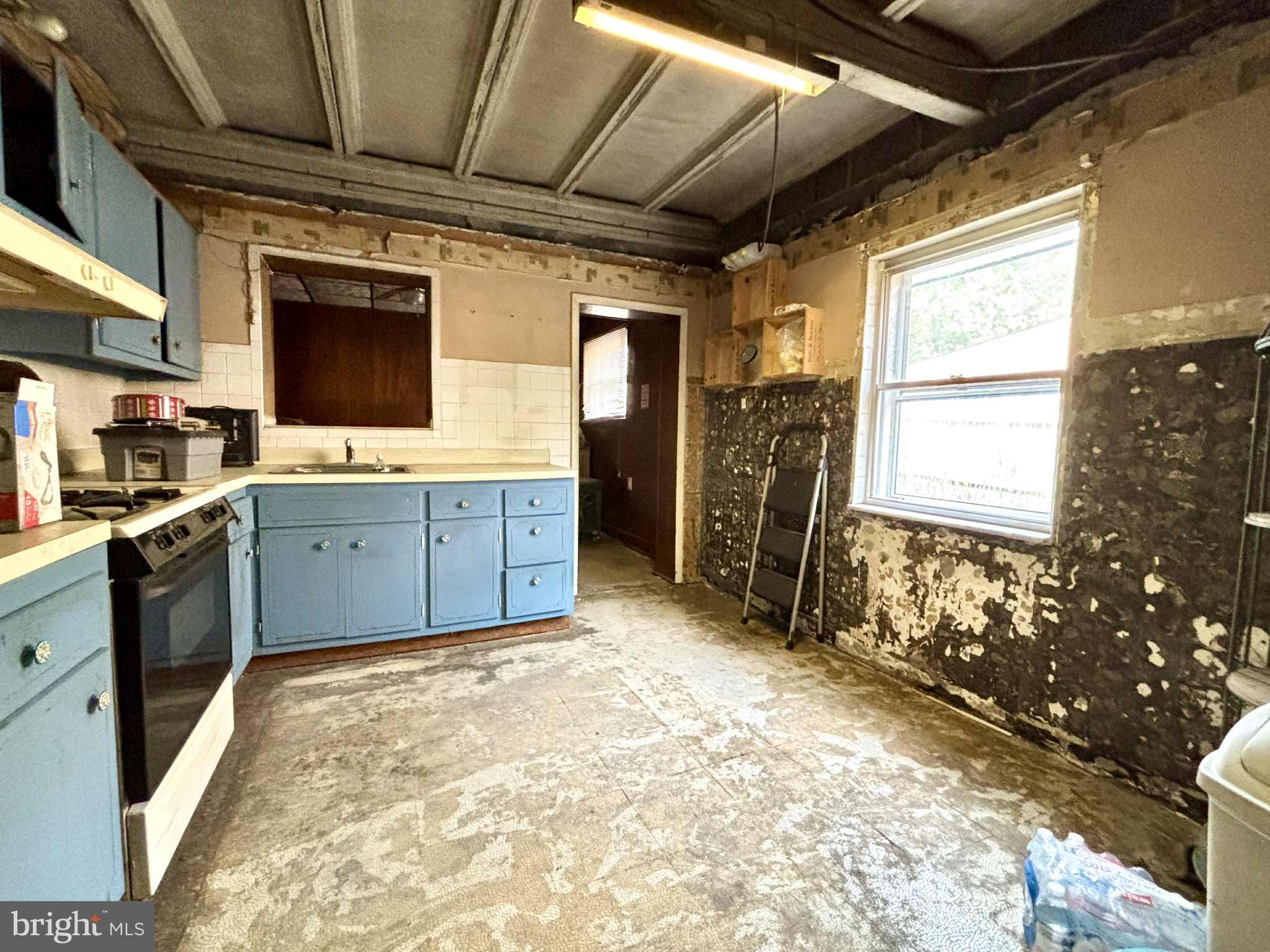 171 Silver Lake Drive Clementon, NJ 08021 - Photo 6 of 25 a view of a kitchen with a sink