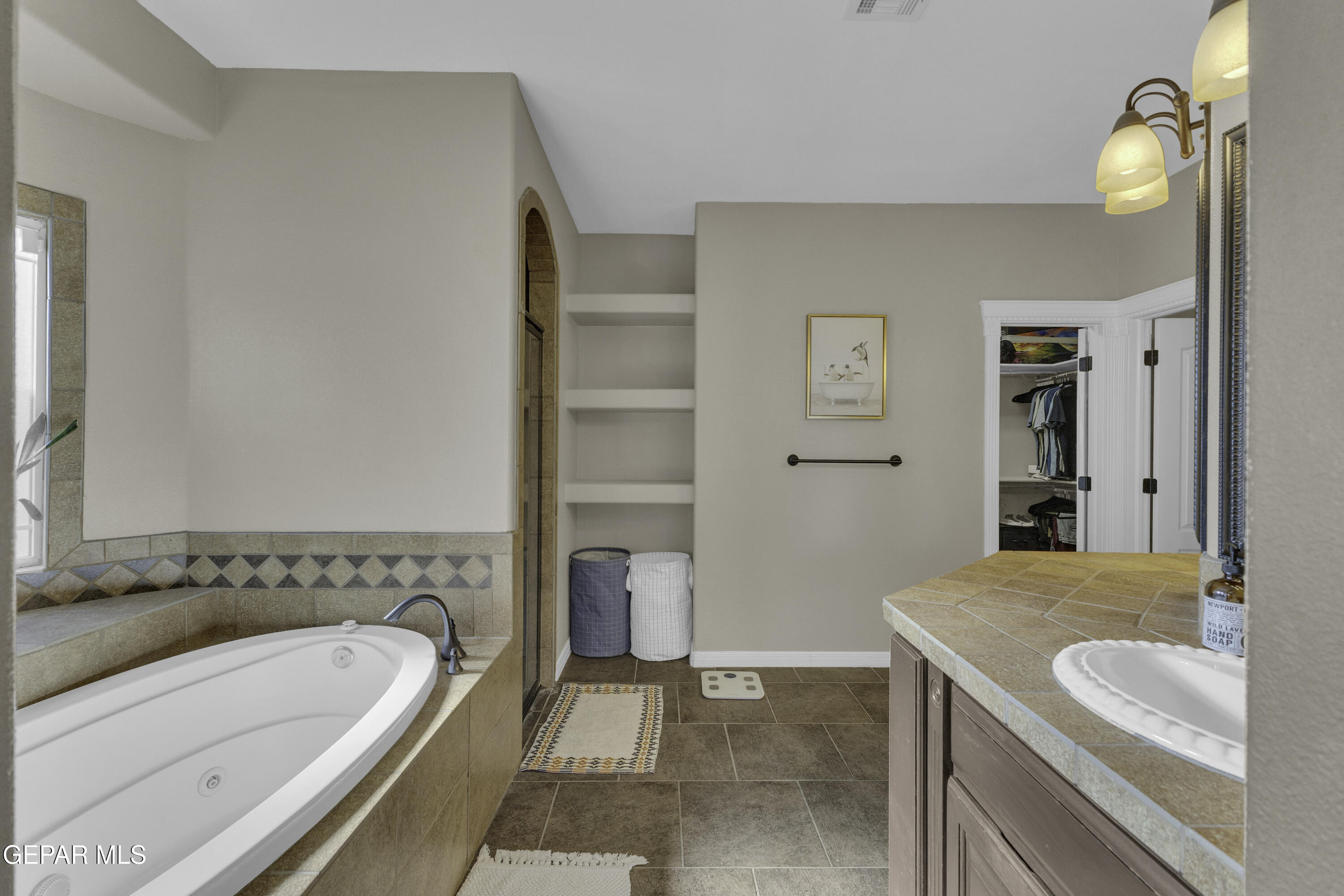 11504 Rafael Serna Lane El Paso, TX 79934 - Photo 24 of 50 Primary Bathroom