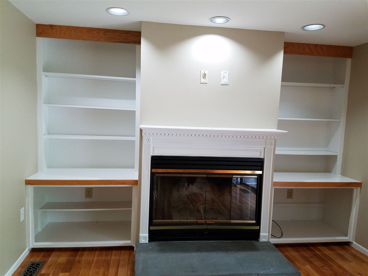 16 Rockingham Court, Unit 139 Bedford, NH 03110 - Photo 3 of 9 Gallery Image 3