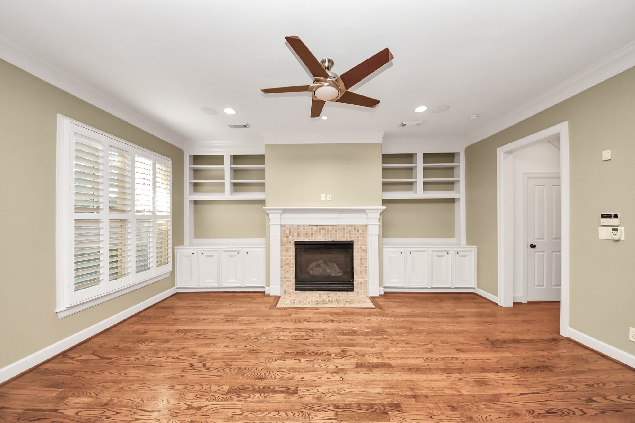 9291 Buffalo Speedway Houston, TX 77025 - Photo 13 of 32 Cozy and welcoming living area.