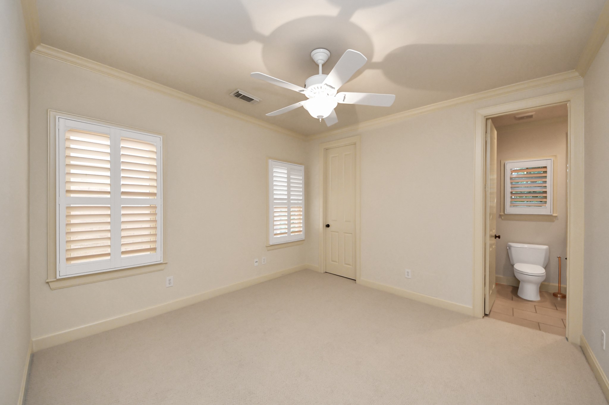 9291 Buffalo Speedway Houston, TX 77025 - Photo 23 of 32 Spacious third bedroom with abundant natural light and versatile layout, ideal for guests or work-from-home setup.