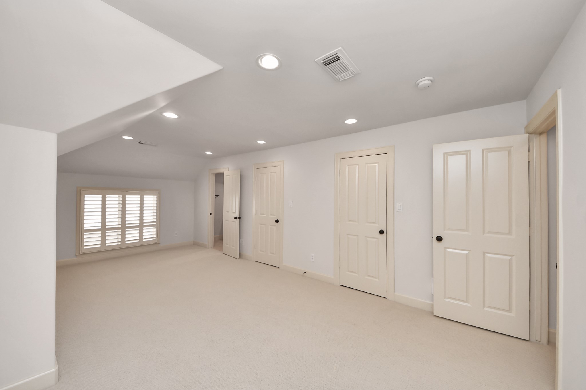 9291 Buffalo Speedway Houston, TX 77025 - Photo 27 of 32 Upstairs flex space, ideal for a home office, playroom, or media area.