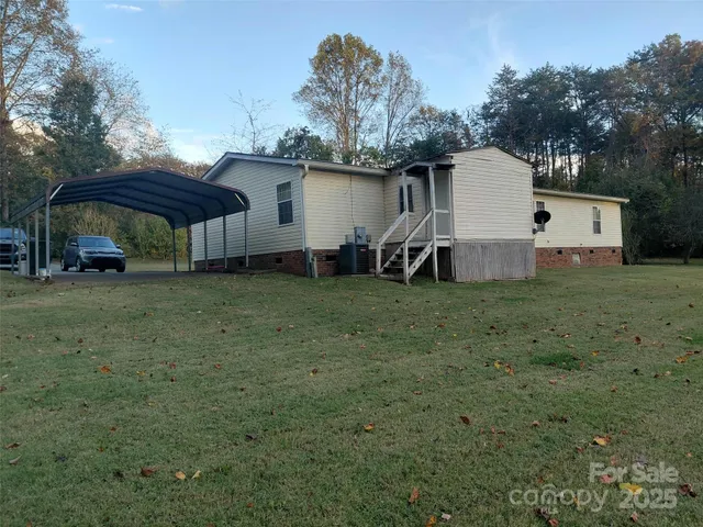 a view of a house with backyard