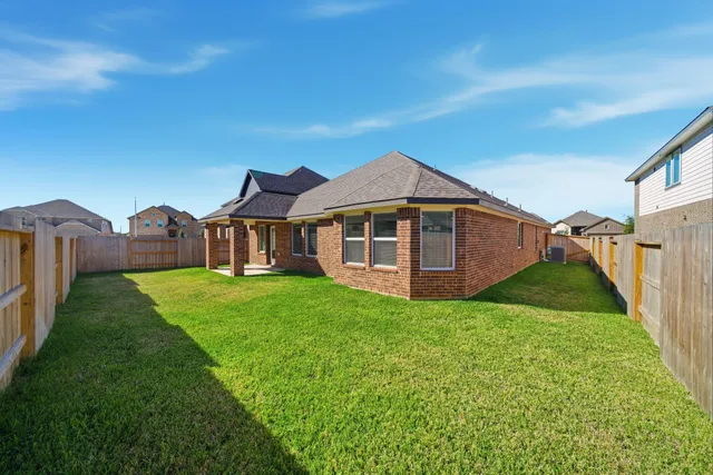 a view of a house with backyard