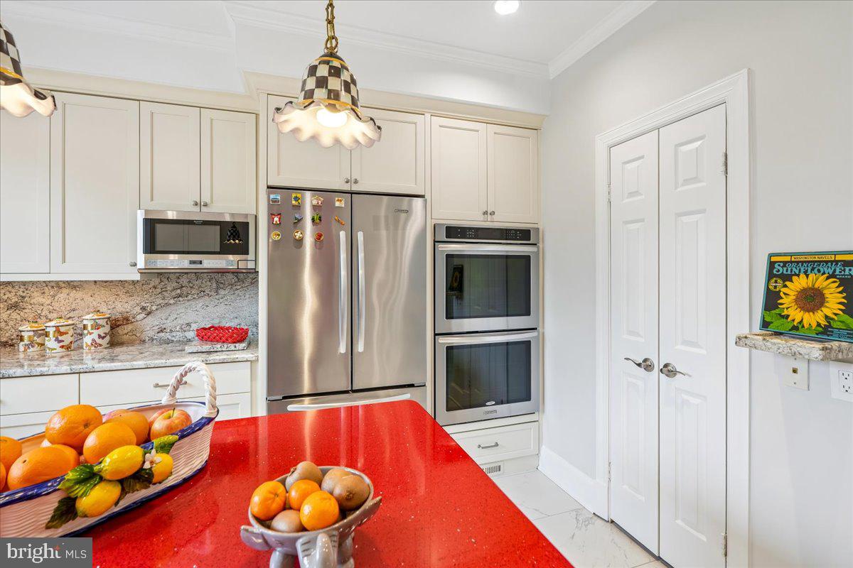 12640 Travilah Road Potomac, MD 20854 - Photo 18 of 56 Completely updated w/stunning quartz island