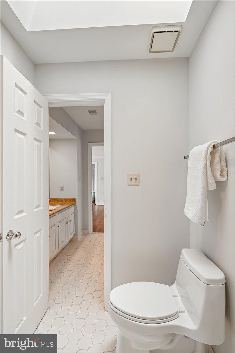12640 Travilah Road Potomac, MD 20854 - Photo 40 of 56 Jack and Jill Bath for BR 3 and 4