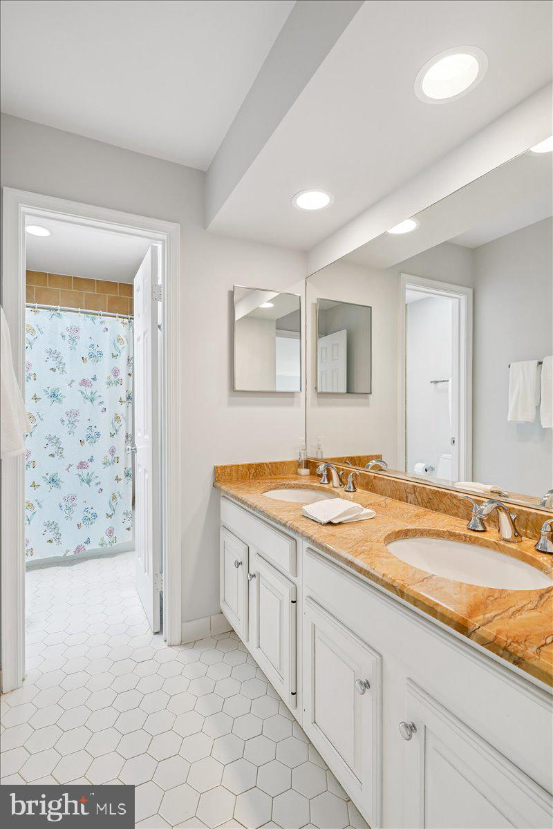 12640 Travilah Road Potomac, MD 20854 - Photo 41 of 56 Jack and Jill Bath for BR 3 and 4