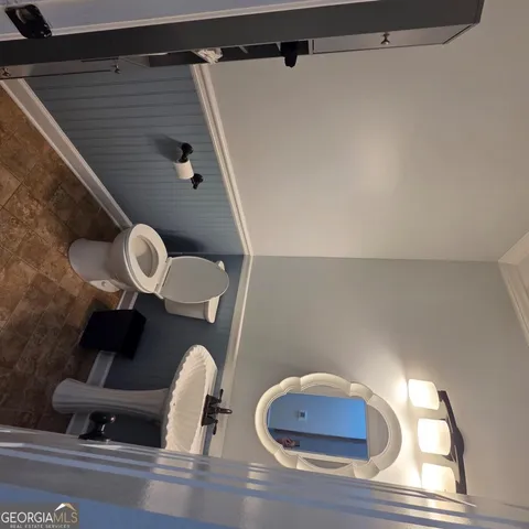a bathroom with a toilet