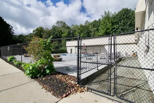 $1,950 | 22 Maple Crest Circle, Unit E, Holyoke, MA 01040