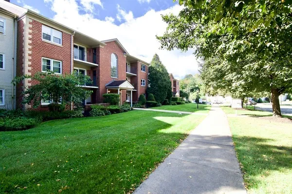 $1,950 | 22 Maple Crest Circle, Unit E, Holyoke, MA 01040
