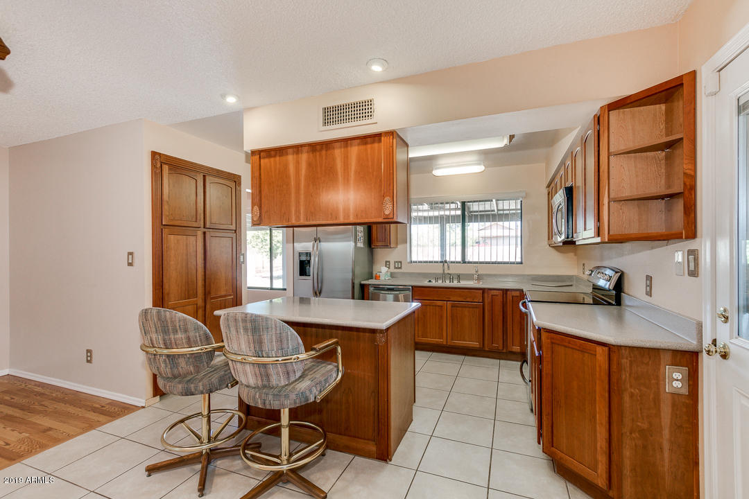 2818 West Wagoner Road Phoenix, AZ 85053 - Photo 5 of 23 Kitchen3