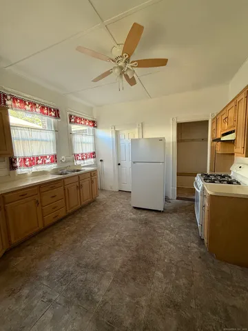 $2,500 | 220 Central Avenue, Unit 1, Norwich, CT 06360