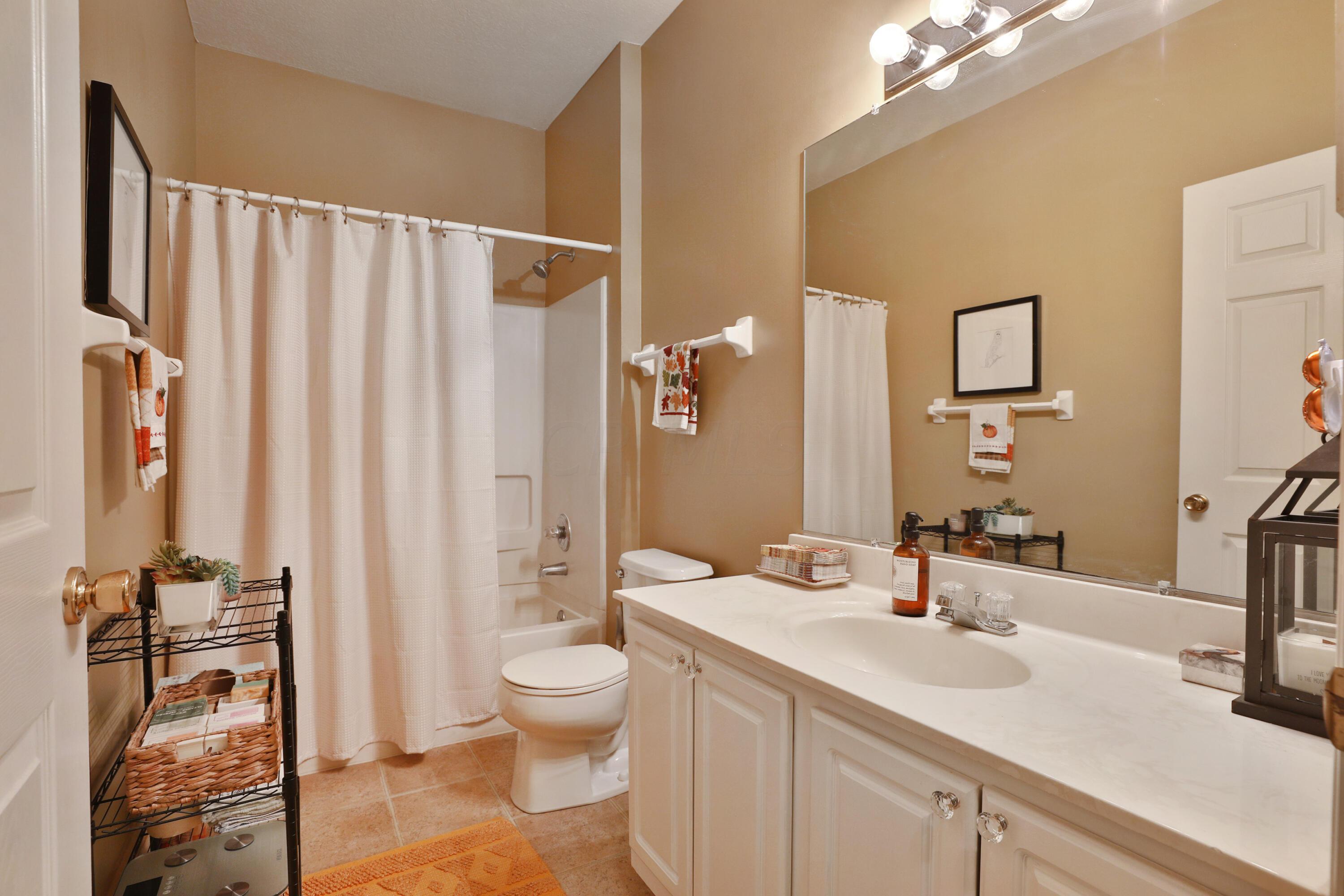 6002 Inishmore Lane Dublin, OH 43017 - Photo 20 of 32 Hall Full Bath
