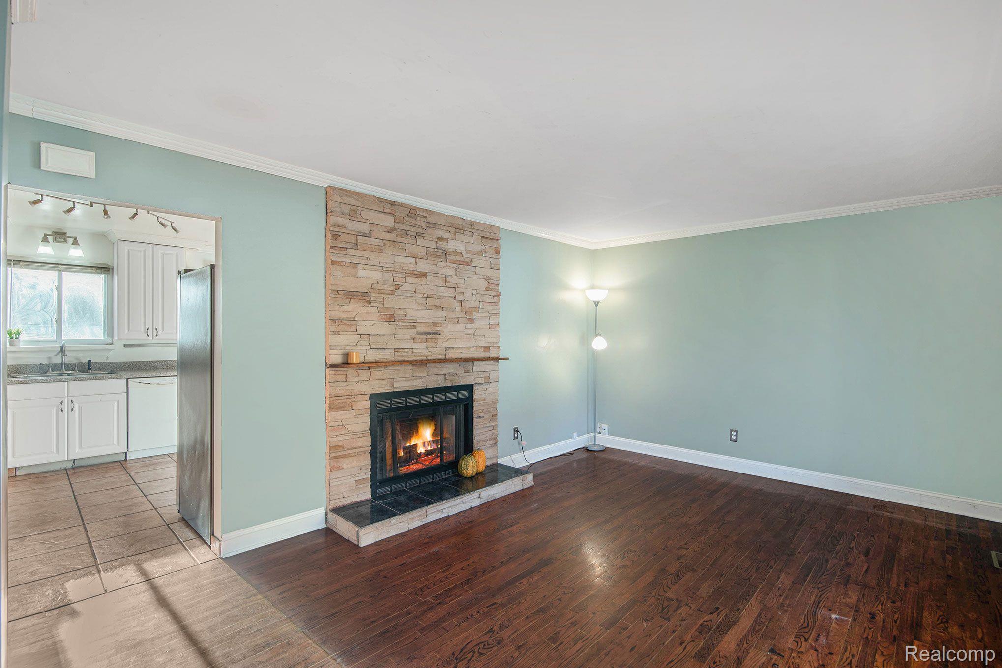983 Parallel Street Fenton, MI 48430 - Photo 3 of 27 Gallery Image 3
